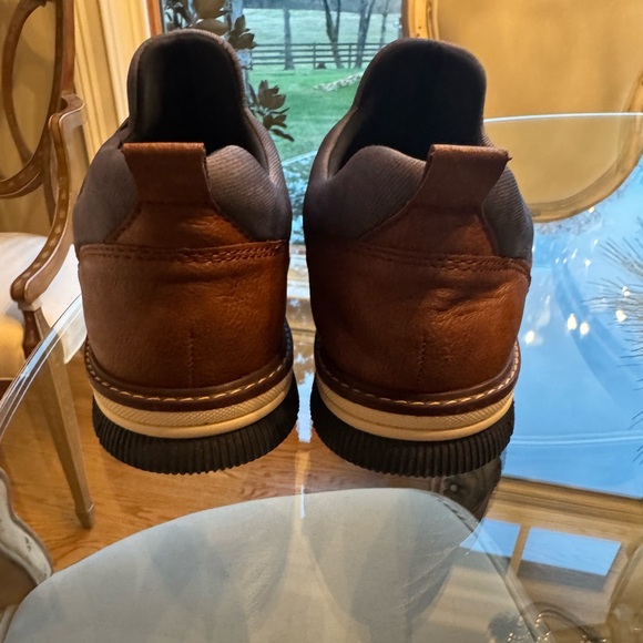 Casual mens shoe, size 10.5 and they have only been worn once & in great shape. - Picture 3 of 5